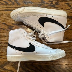 Nike Blazer Mid '77 Women's Shoes	
Size W 8 / M 6.5